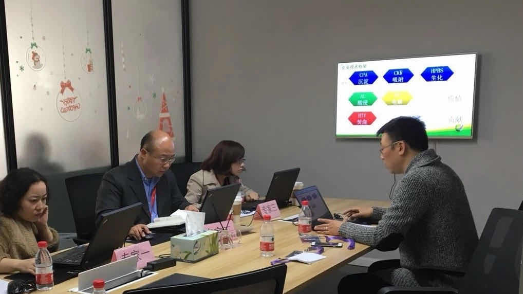 衡潔與專家交流.jpg